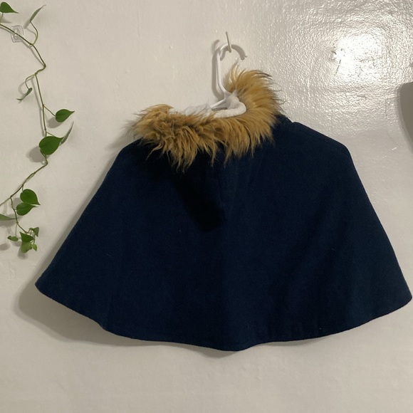 Adorable winter poncho like pea coat with a fuzzy hood size 5T - Picture 7 of 13